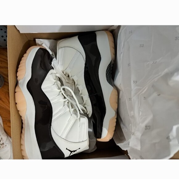 Woman's Jordan 11 Retro - Picture 2 of 4